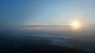 Nebeliger Sonnenaufgang